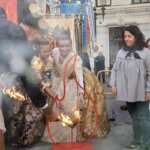 Ceremonia de homenaje a Manolo Algarra con fuego y trajes tradicionales.