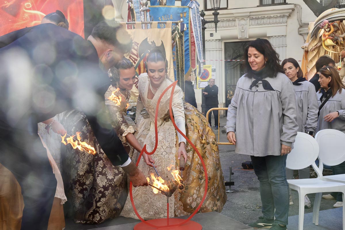 Ceremonia de homenaje a Manolo Algarra con fuego y trajes tradicionales.