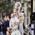 Personas observando una escultura en homenaje a Manolo Algarra.