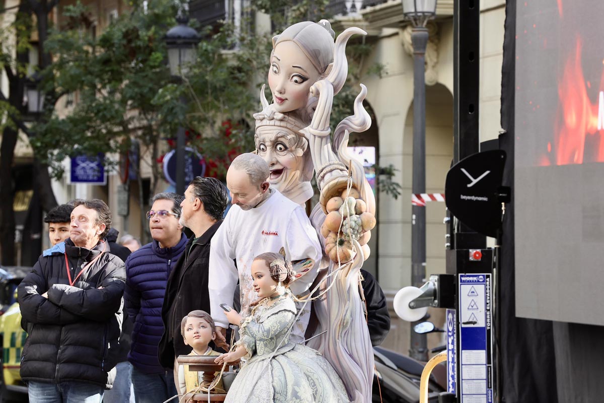 Personas observando una escultura en homenaje a Manolo Algarra.