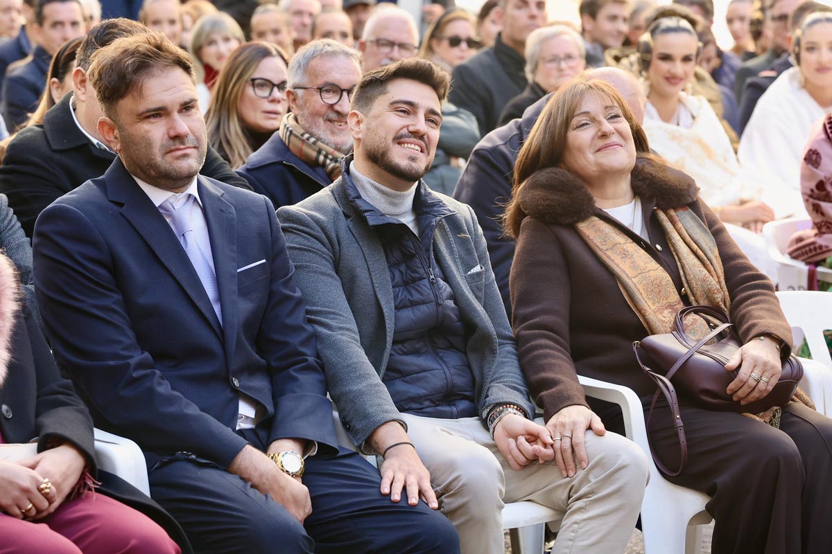 Asistentes a un homenaje con expresiones de emoción y alegría.