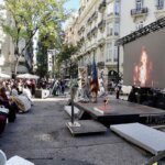 Ceremonia en homenaje a Manolo Algarra con público y pantallas