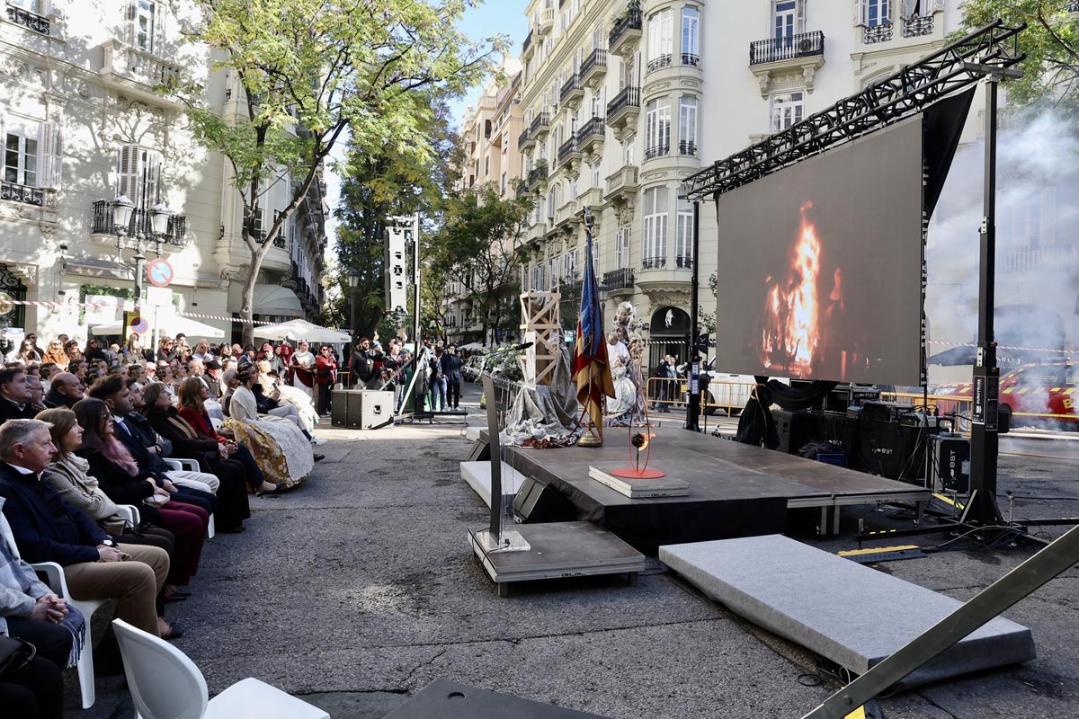 Ceremonia en homenaje a Manolo Algarra con público y pantallas