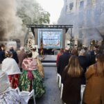 Ceremonia en homenaje a Manolo Algarra con asistentes en la calle.