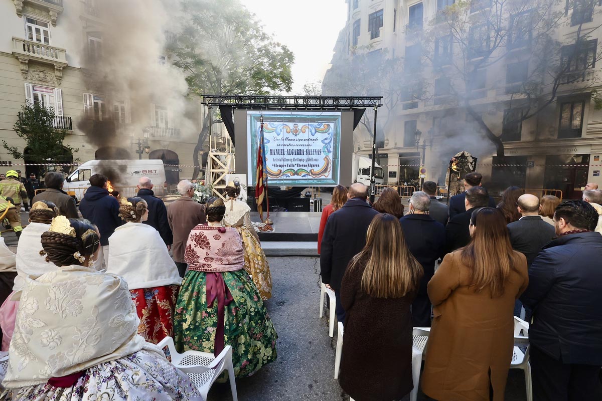 Ceremonia en homenaje a Manolo Algarra con asistentes en la calle.