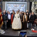 Grupo de personas en un homenaje a Manolo Algarra con una placa conmemorativa.