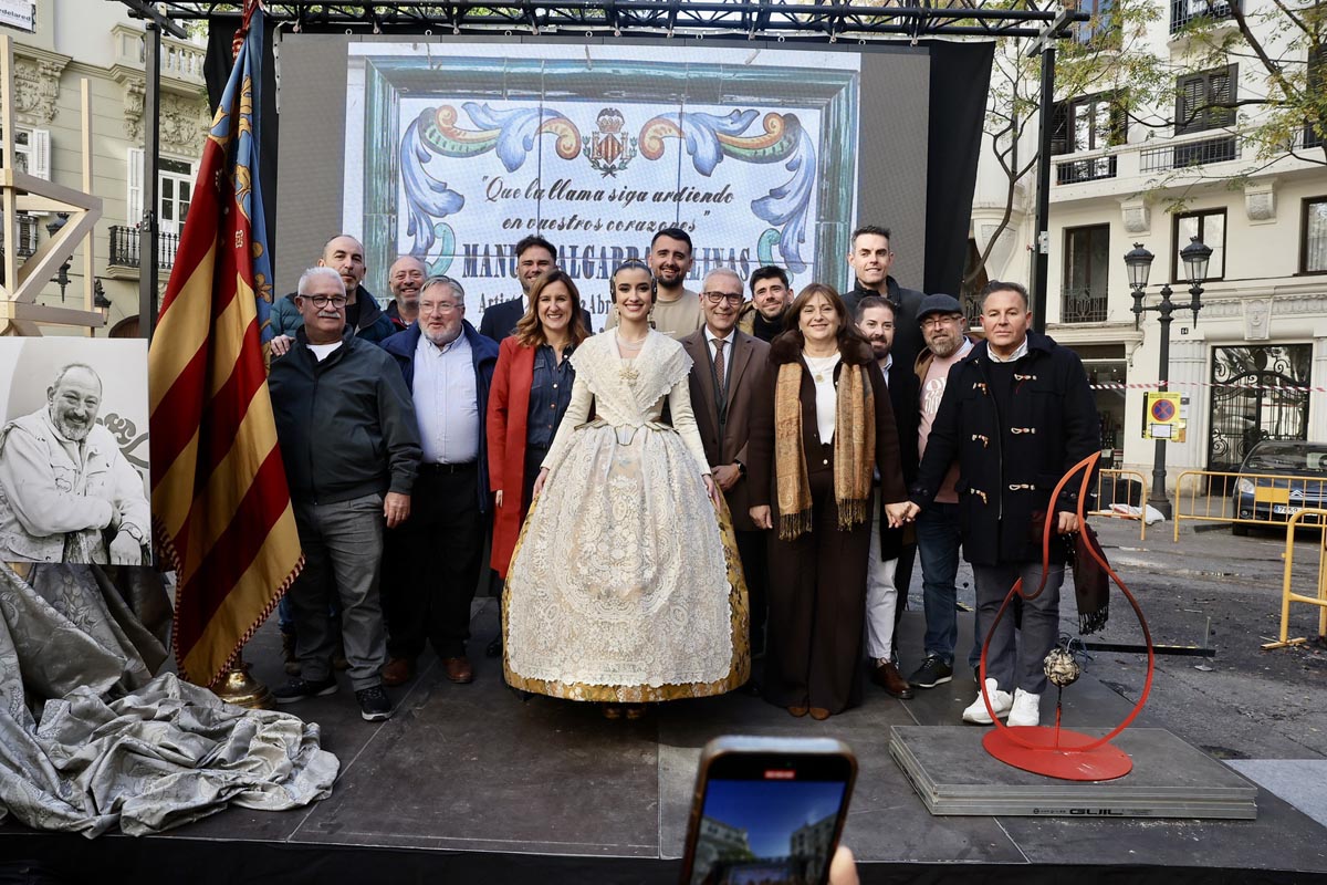 Grupo de personas en un homenaje a Manolo Algarra con una placa conmemorativa.