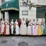 Grupo de personas en trajes tradicionales en homenaje a Manolo Algarra