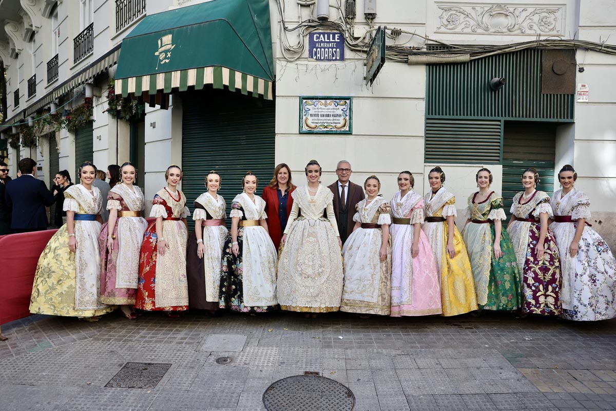 Grupo de personas en trajes tradicionales en homenaje a Manolo Algarra