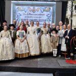 Grupo de personas en ceremonia homenaje a Manolo Algarra