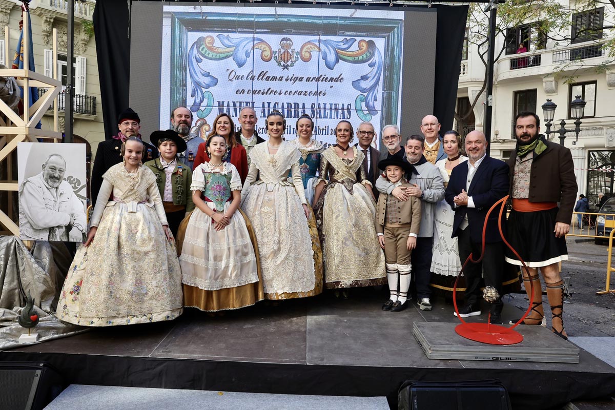 Grupo de personas en ceremonia homenaje a Manolo Algarra