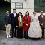 Grupo de personas en homenaje a Manolo Algarra frente a una placa