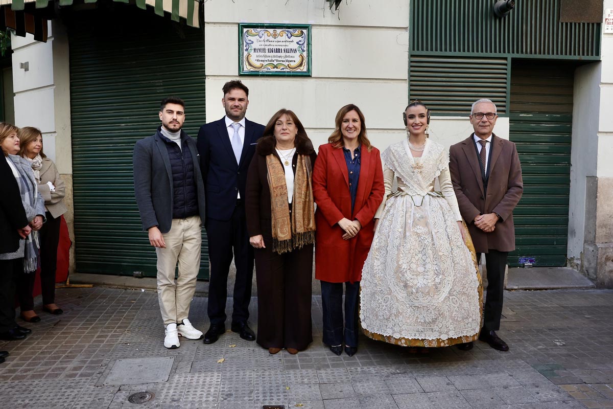 Grupo de personas en homenaje a Manolo Algarra frente a una placa