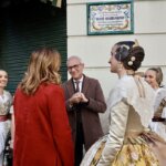 Grupo de personas en un homenaje a Manolo Algarra con vestimenta tradicional.