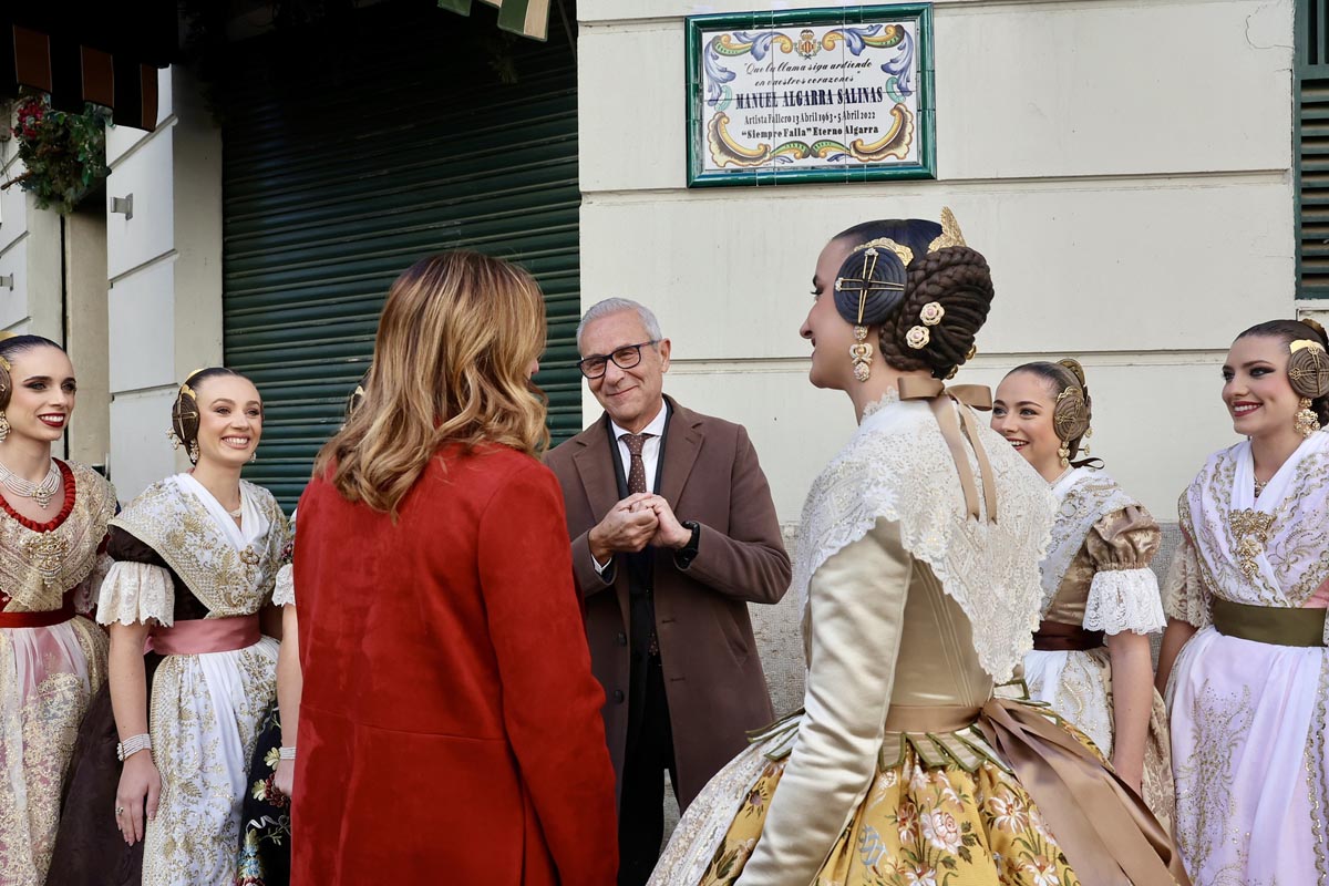 Grupo de personas en un homenaje a Manolo Algarra con vestimenta tradicional.