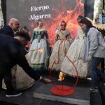 Ceremonia de homenaje a Manolo Algarra con fuego y vestimentas tradicionales