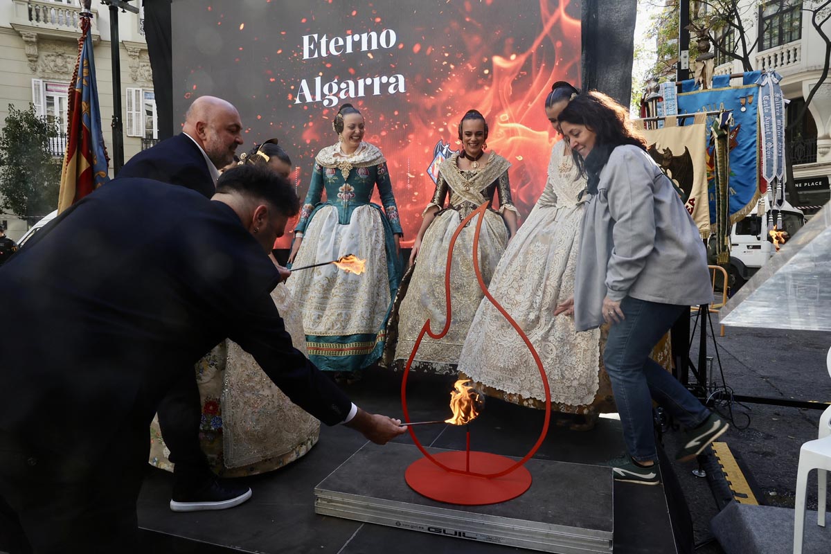 Ceremonia de homenaje a Manolo Algarra con fuego y vestimentas tradicionales