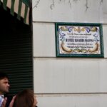 Placa en homenaje a Manolo Algarra en la pared.