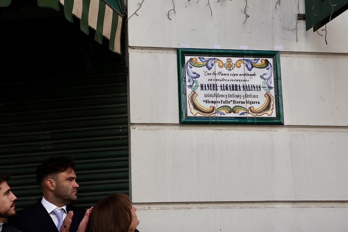 Placa en homenaje a Manolo Algarra en la pared.