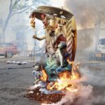 Escultura en llamas durante homenaje a Manolo Algarra