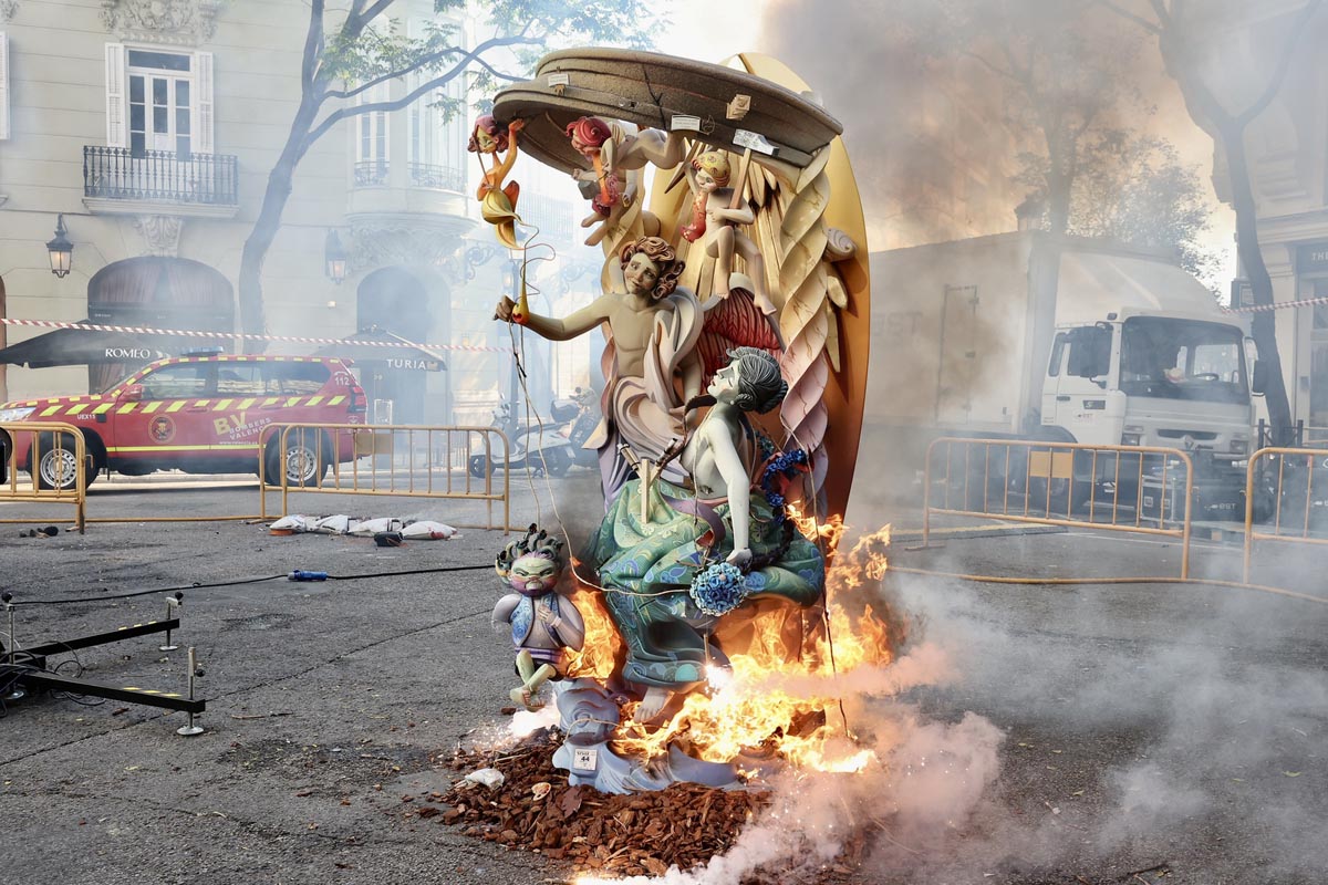 Escultura en llamas durante homenaje a Manolo Algarra