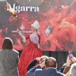 Ceremonia en homenaje a Manolo Algarra con una mujer vestida de época