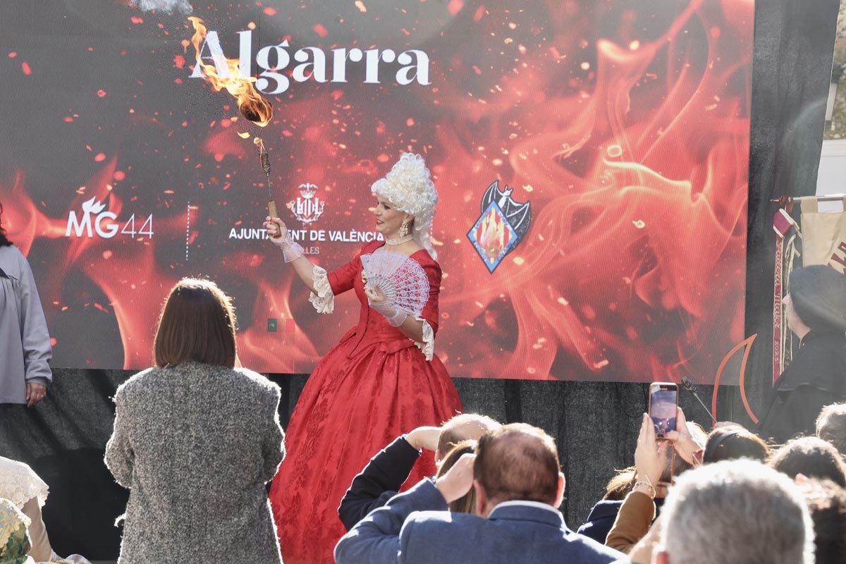 Ceremonia en homenaje a Manolo Algarra con una mujer vestida de época