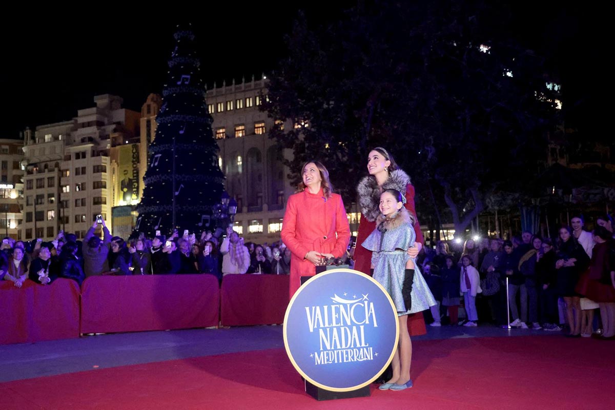 Ceremonia de inauguración de luces navideñas en Valencia con falleras mayores