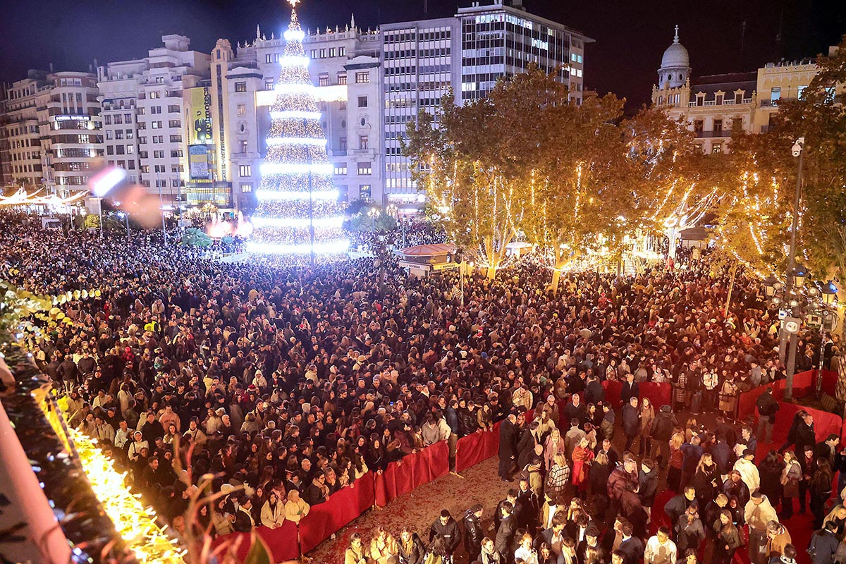 Multitud en la inauguración de luces navideñas en Valencia