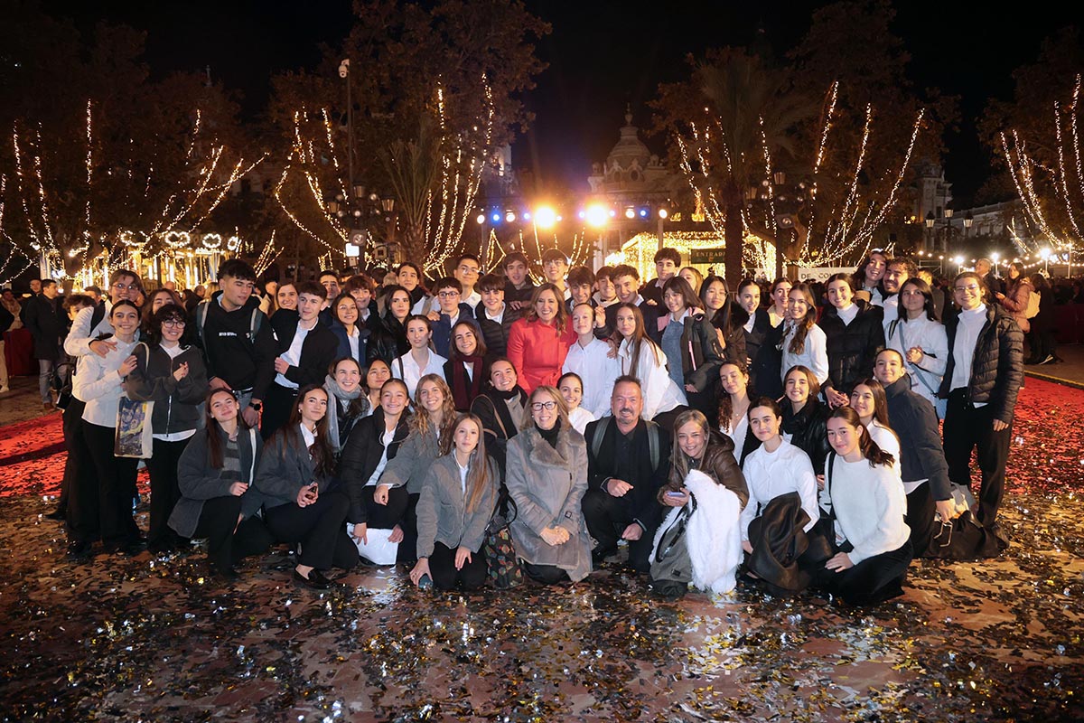 Grupo de personas celebrando la inauguración de luces navideñas en Valencia