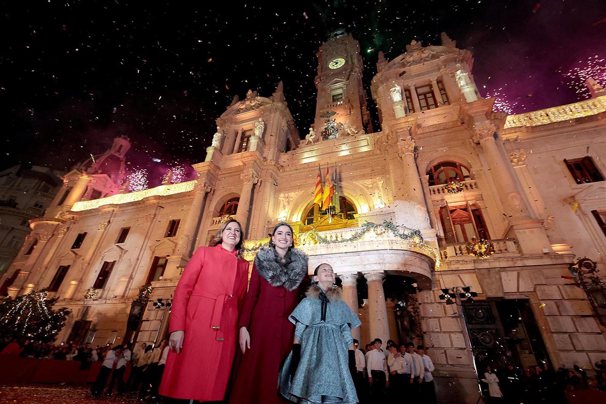 Ceremonia de inauguración de luces navideñas en Valencia con falleras mayores.