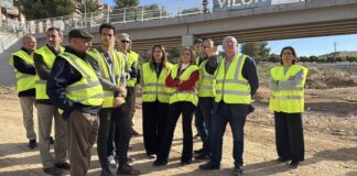 Grupo de personas en la inauguración del nuevo puente en Paiporta