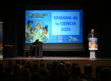 Inauguración de la Semana de la Ciencia en Quart de Poblet con un ponente en el escenario.