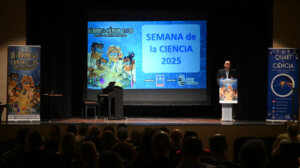 Inauguración de la Semana de la Ciencia en Quart de Poblet con un ponente en el escenario.