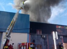 Bomberos controlando un incendio en un desguace de motos en Alboraya