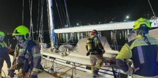 Bomberos trabajando en un velero en el Club Náutico de Valencia