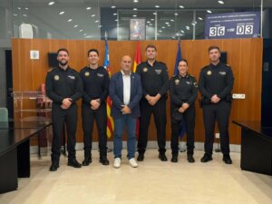 Cuatro nuevos agentes de la Policía Local de Massamagrell junto a un oficial