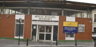 Fachada del Mercat Municipal de Benimàmet con cartel de obras para la Policía Local