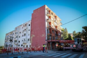 El Ayuntamiento de Torrent inicia la demolición de edificios afectados por la dana.