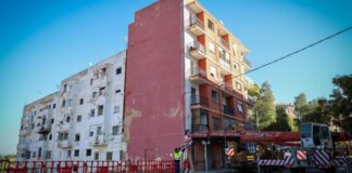 El Ayuntamiento de Torrent inicia la demolición de edificios afectados por la dana.