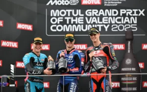Iván Ortolá celebra su primer podio en el GP de Valencia de Moto2