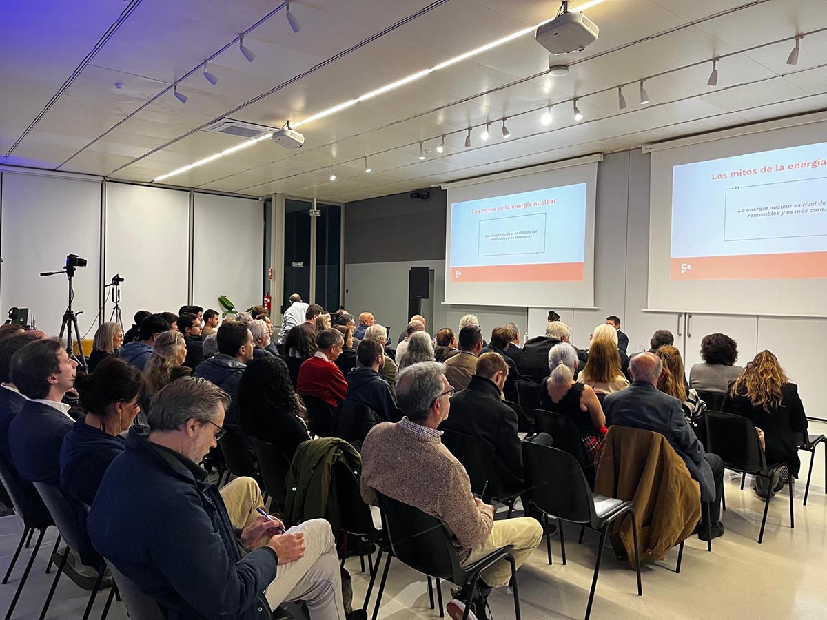 Asistentes a una jornada de declaraciones sobre la DANA en un auditorio