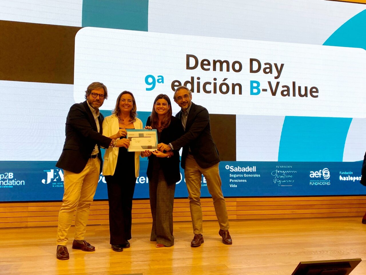 Miembros de la asociación Family Up recibiendo un reconocimiento en Barcelona