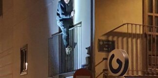 Un hombre es sorprendido escalando la fachada de un edificio en Ciutat Vella