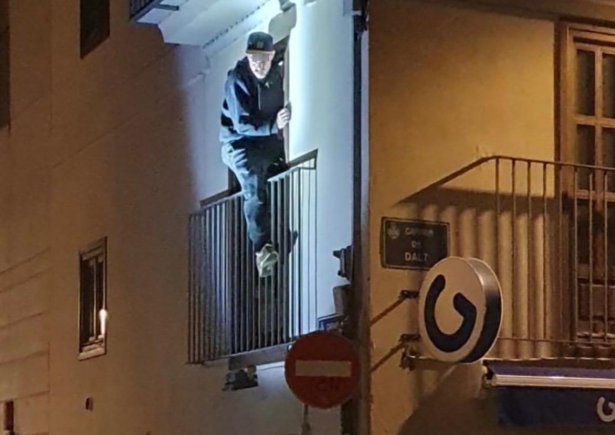 Un hombre es sorprendido escalando la fachada de un edificio en Ciutat Vella