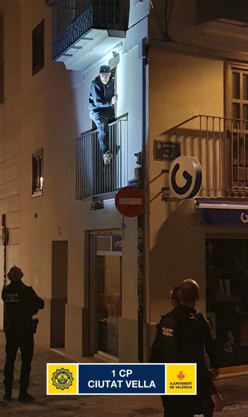 Un hombre es sorprendido escalando la fachada de un edificio en Ciutat Vella