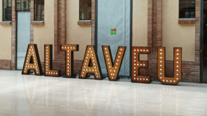 Letras grandes iluminadas para decoración de eventos