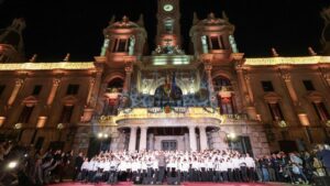 Espectáculo de luces y música en la plaza del Ayuntamiento de Valencia