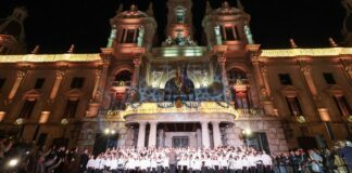 Espectáculo de luces y música en la plaza del Ayuntamiento de Valencia