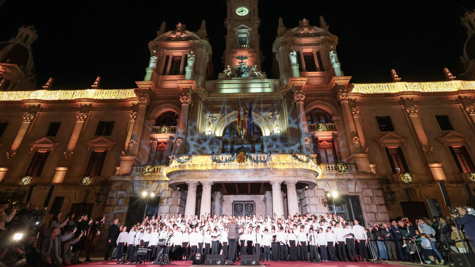 Espectáculo de luces y música en la plaza del Ayuntamiento de Valencia